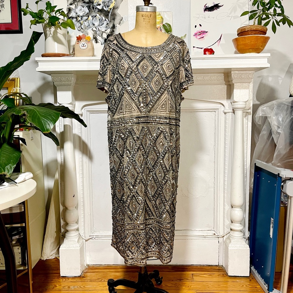 PreOwned Adrianna Papell Rhinestone Beaded Cocktail Dress With 1920’s flair Sz22